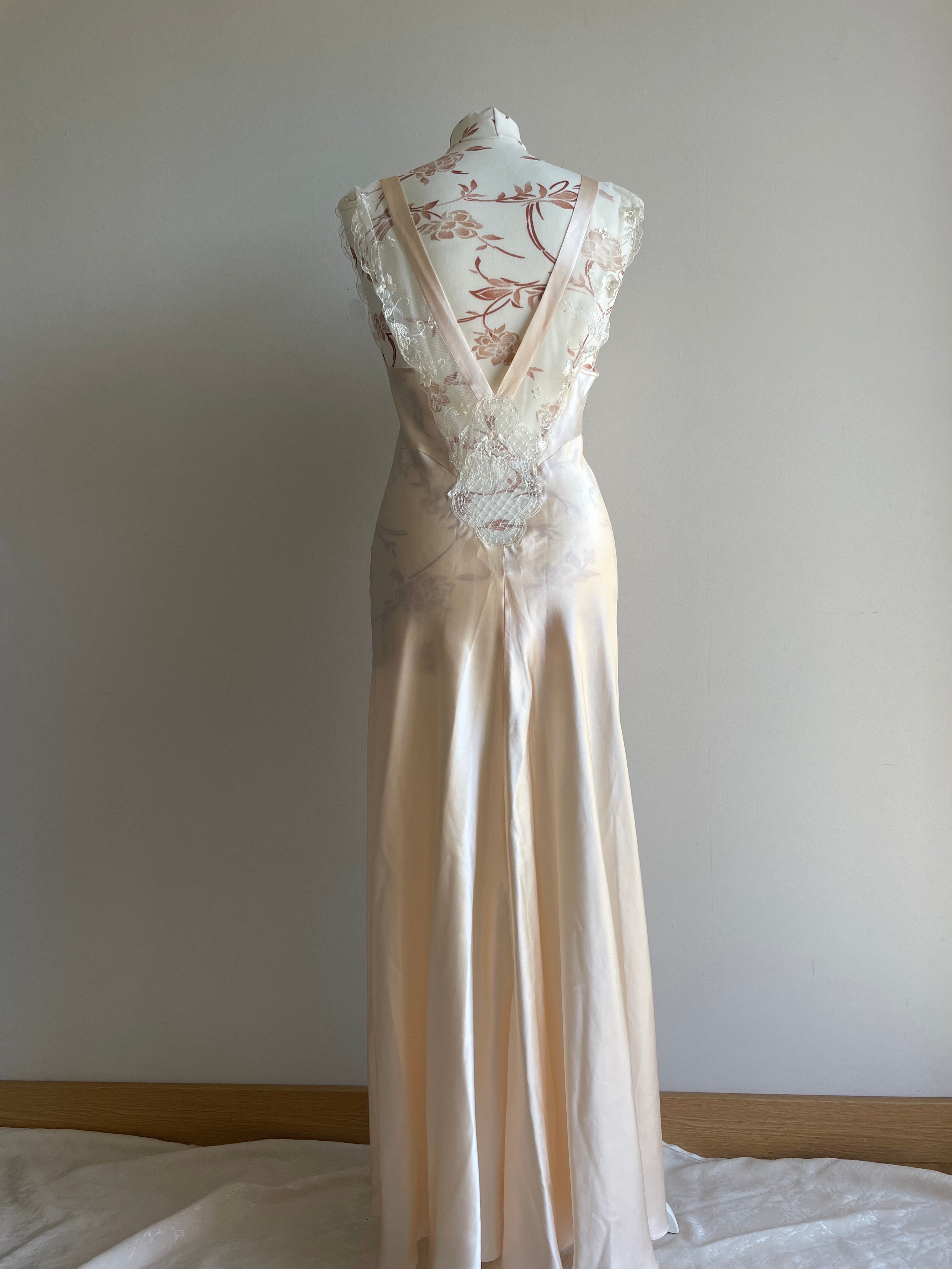 Vintage 80’s Saxons England 100% pure silk neglige