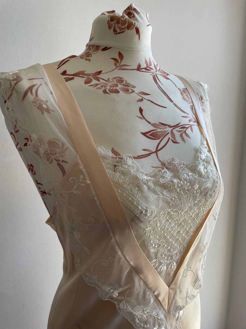 Vintage 80’s Saxons England 100% pure silk neglige