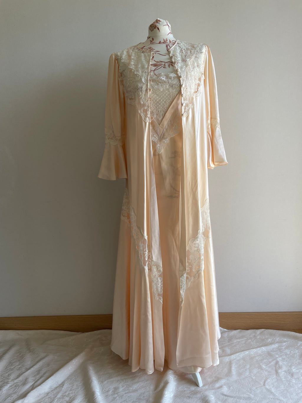 Vintage 80’s Saxons England 100% pure silk neglige