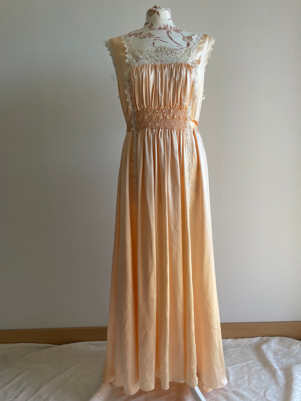 80’s Saxon England 100% pure silk negligé