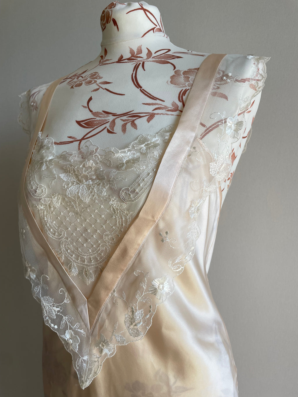 Vintage 80’s Saxons England 100% pure silk neglige