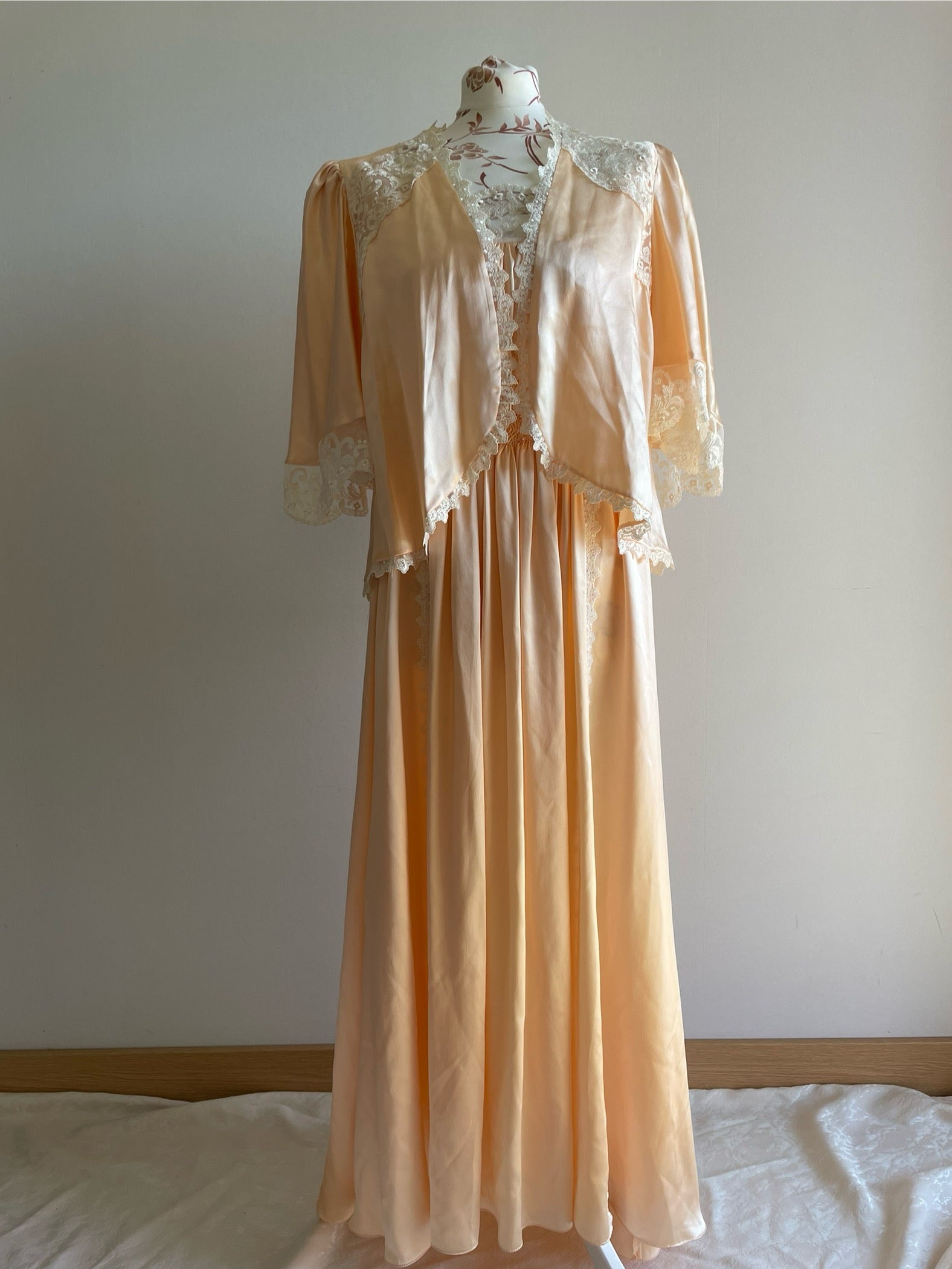 80’s Saxon England 100% pure silk negligé